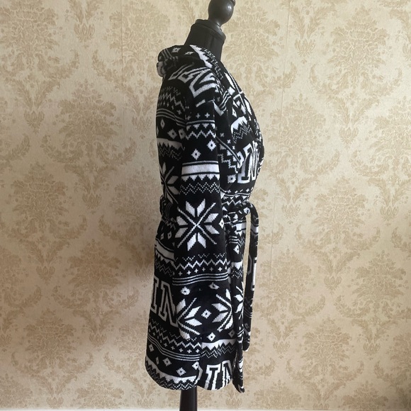 Pink Victoria’s Secret plush robe - Picture 2 of 12